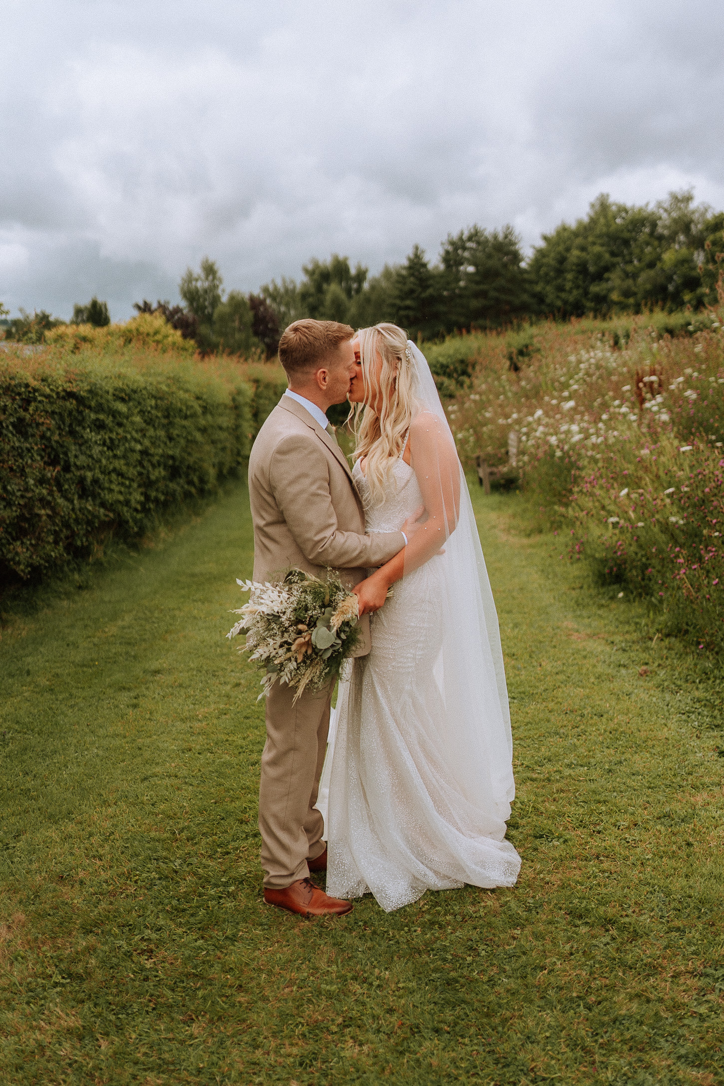 BARN AT BRYNICH WEDDING PHOTOGRAPHY BRECON 019